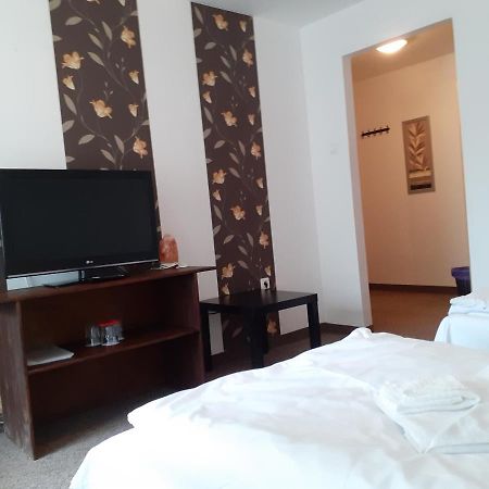 Tavi Panzio Es Etterem Bed & Breakfast Veresegyhaz Luaran gambar