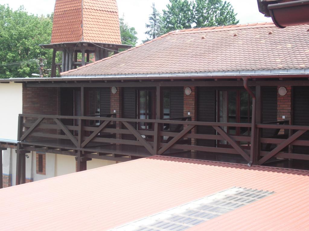 Tavi Panzio Es Etterem Bed & Breakfast Veresegyhaz Bilik gambar