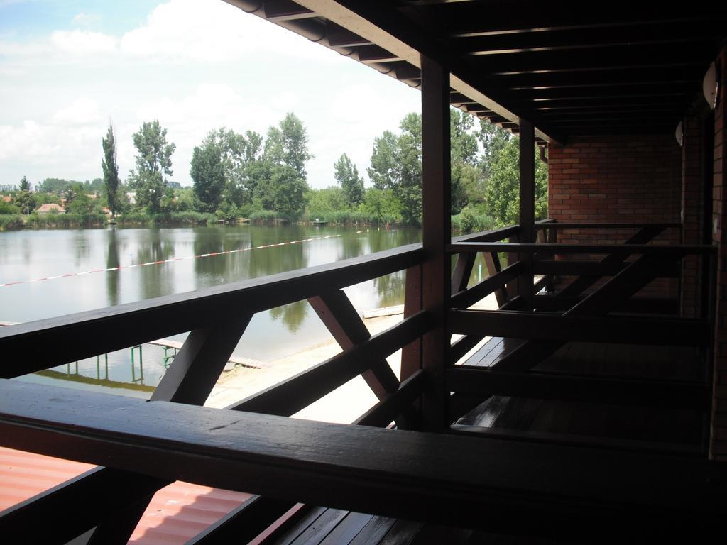 Tavi Panzio Es Etterem Bed & Breakfast Veresegyhaz Bilik gambar