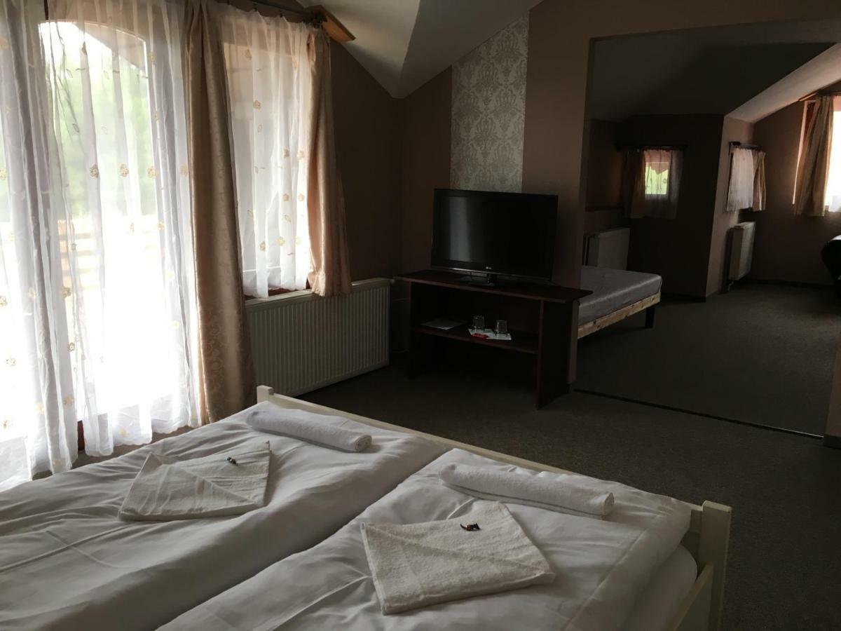 Tavi Panzio Es Etterem Bed & Breakfast Veresegyhaz Luaran gambar