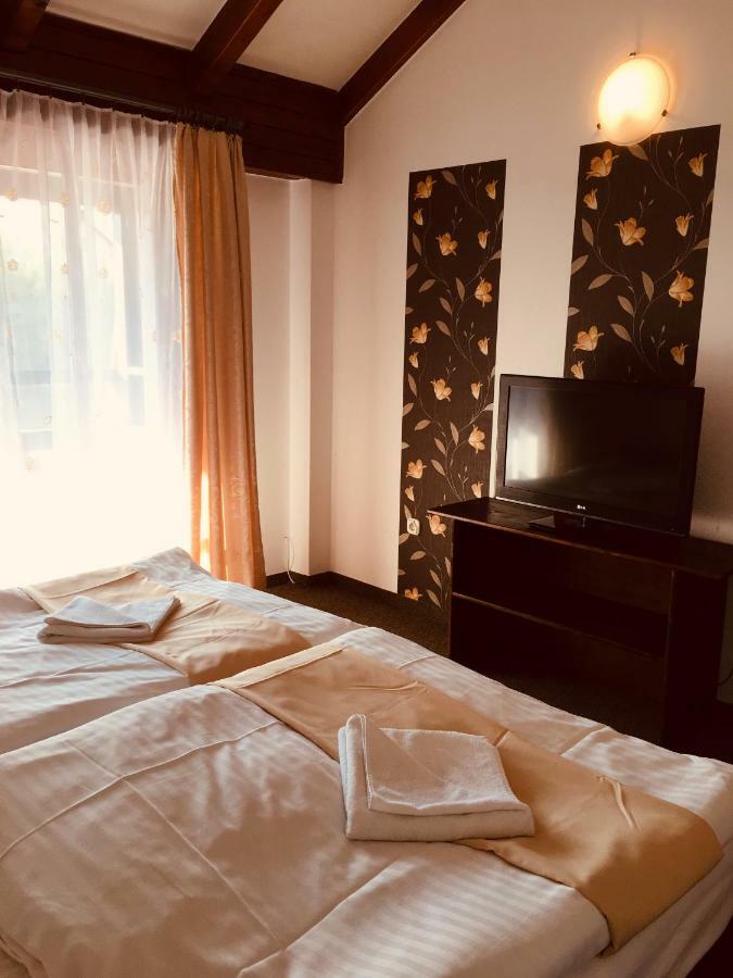 Tavi Panzio Es Etterem Bed & Breakfast Veresegyhaz Luaran gambar