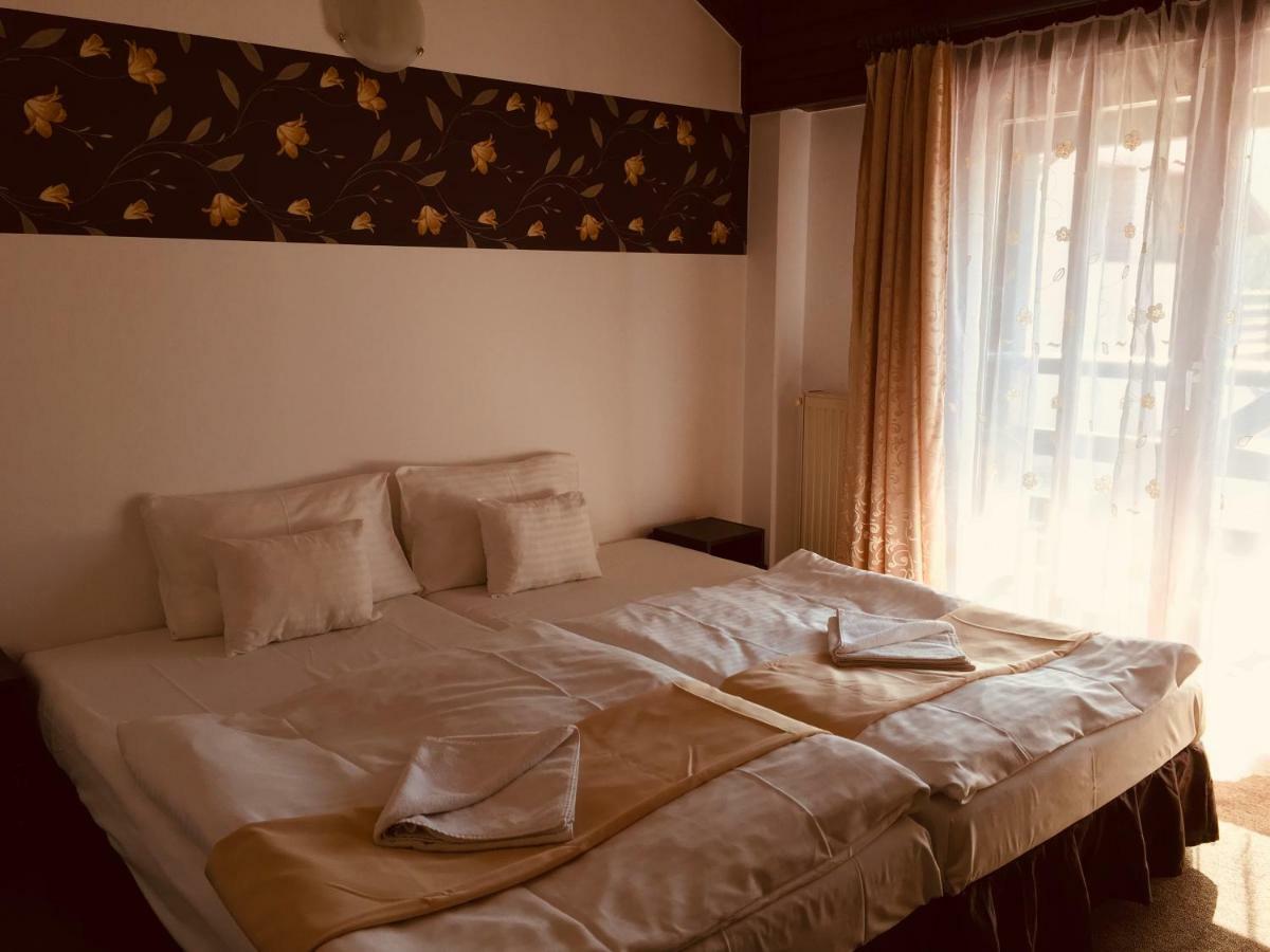 Tavi Panzio Es Etterem Bed & Breakfast Veresegyhaz Luaran gambar