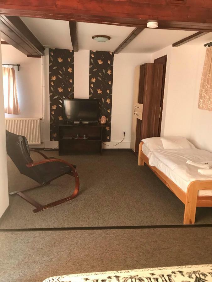 Tavi Panzio Es Etterem Bed & Breakfast Veresegyhaz Luaran gambar