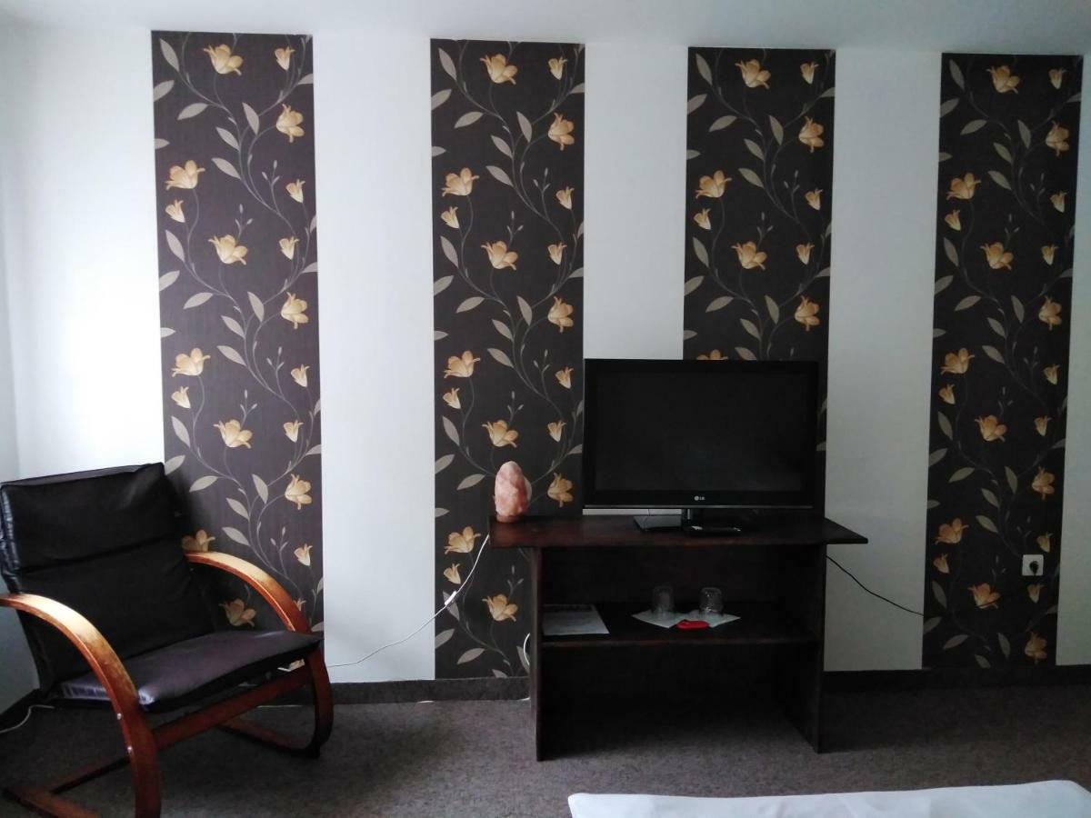 Tavi Panzio Es Etterem Bed & Breakfast Veresegyhaz Luaran gambar