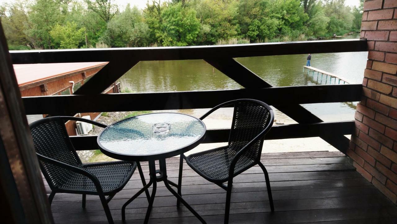 Tavi Panzio Es Etterem Bed & Breakfast Veresegyhaz Luaran gambar
