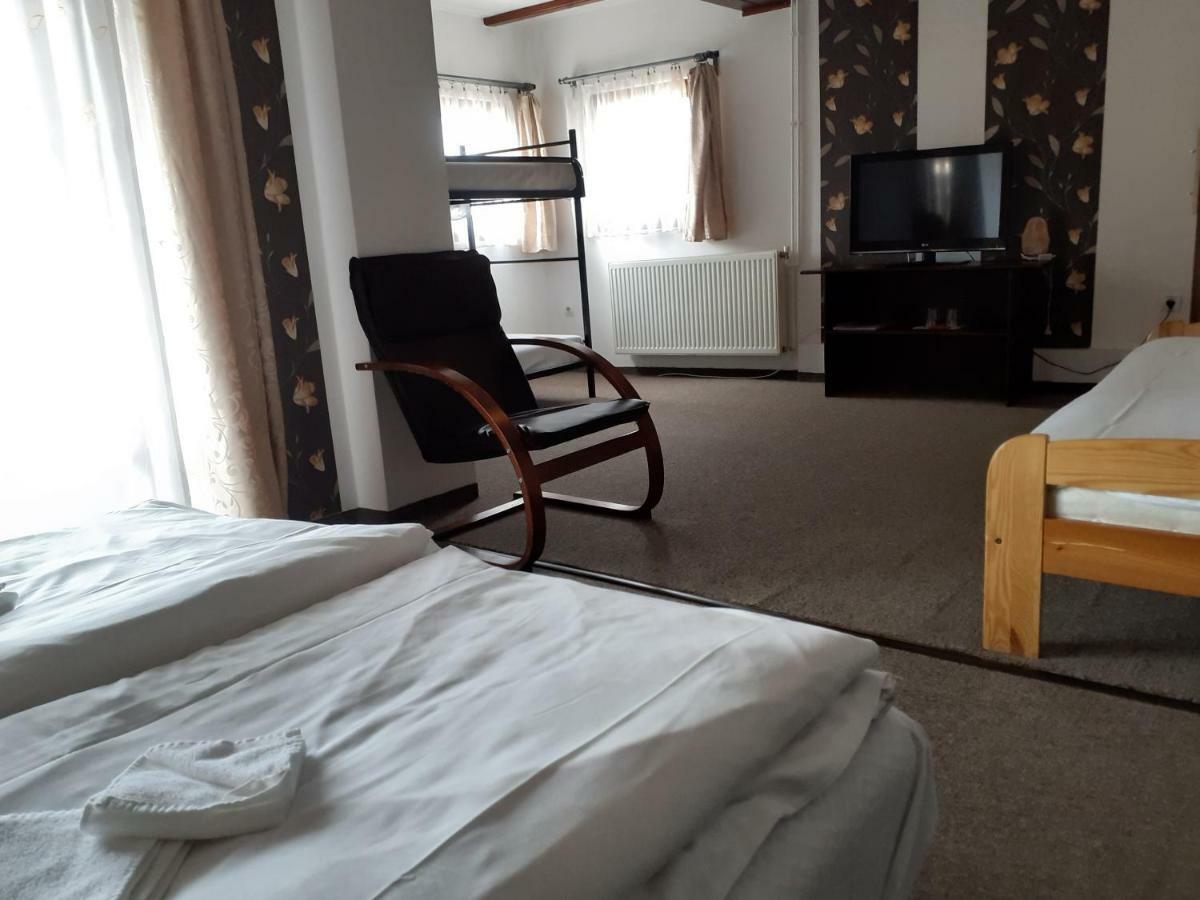 Tavi Panzio Es Etterem Bed & Breakfast Veresegyhaz Luaran gambar