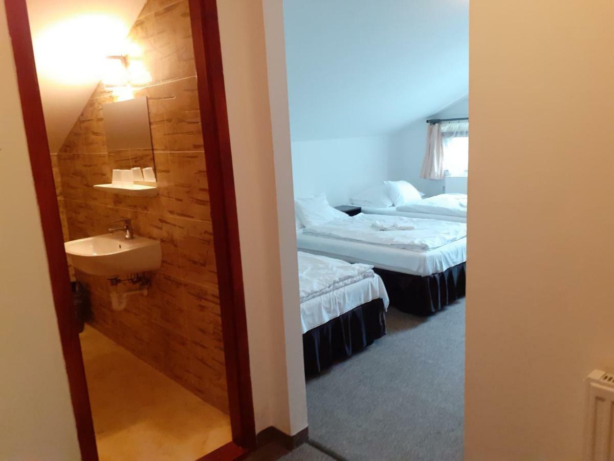 Tavi Panzio Es Etterem Bed & Breakfast Veresegyhaz Luaran gambar