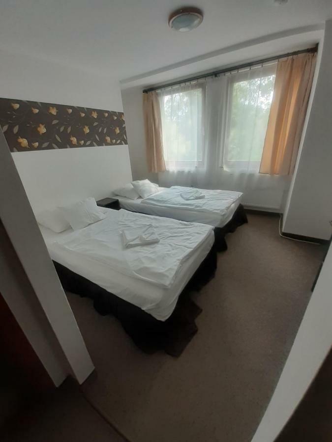 Tavi Panzio Es Etterem Bed & Breakfast Veresegyhaz Luaran gambar