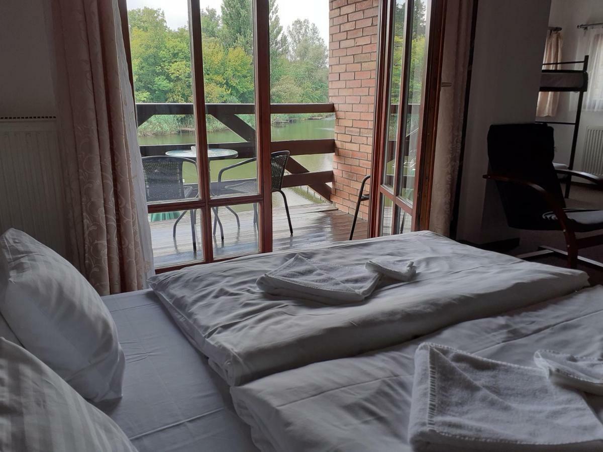 Tavi Panzio Es Etterem Bed & Breakfast Veresegyhaz Luaran gambar