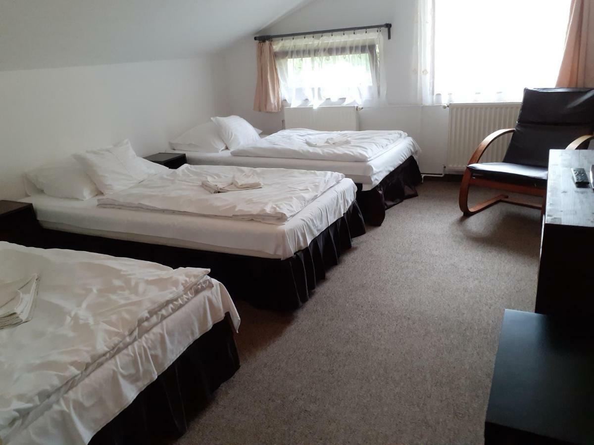 Tavi Panzio Es Etterem Bed & Breakfast Veresegyhaz Luaran gambar