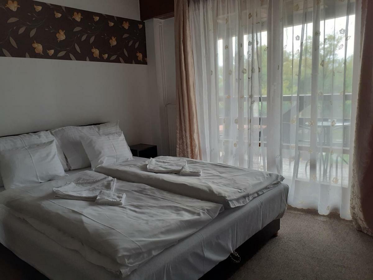 Tavi Panzio Es Etterem Bed & Breakfast Veresegyhaz Luaran gambar