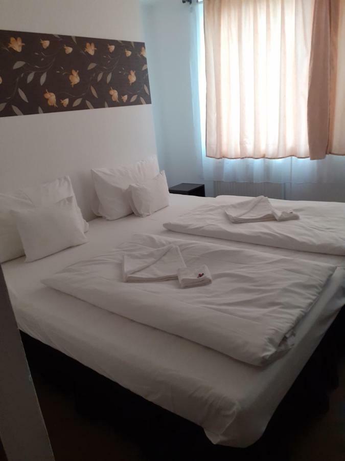 Tavi Panzio Es Etterem Bed & Breakfast Veresegyhaz Luaran gambar