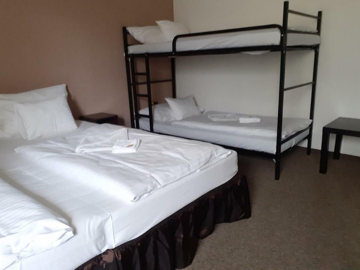 Tavi Panzio Es Etterem Bed & Breakfast Veresegyhaz Luaran gambar