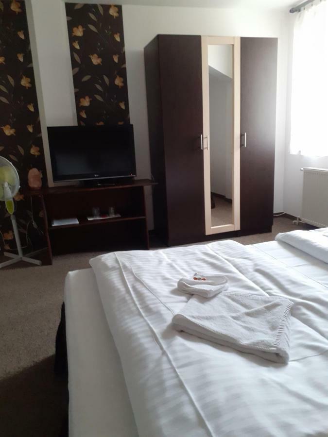 Tavi Panzio Es Etterem Bed & Breakfast Veresegyhaz Luaran gambar