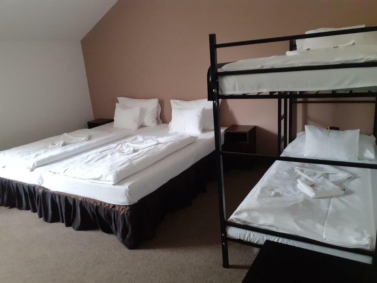Tavi Panzio Es Etterem Bed & Breakfast Veresegyhaz Luaran gambar