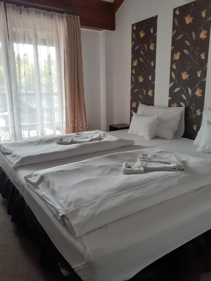 Tavi Panzio Es Etterem Bed & Breakfast Veresegyhaz Luaran gambar