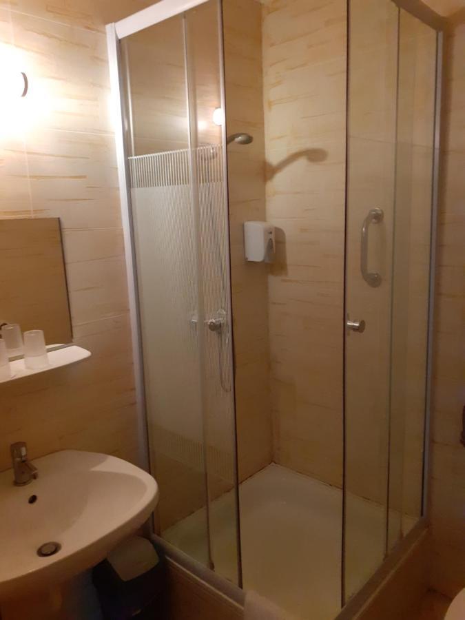 Tavi Panzio Es Etterem Bed & Breakfast Veresegyhaz Luaran gambar