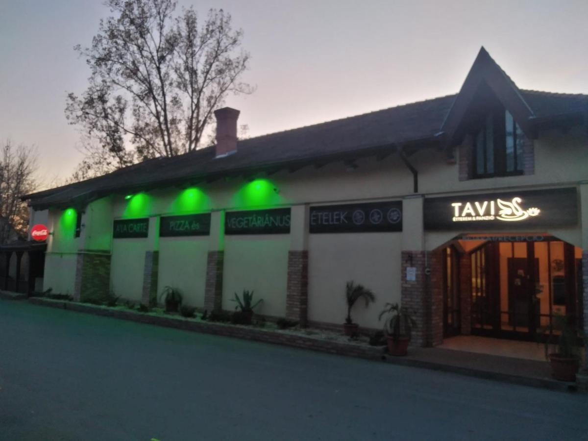 Tavi Panzio Es Etterem Bed & Breakfast Veresegyhaz Luaran gambar