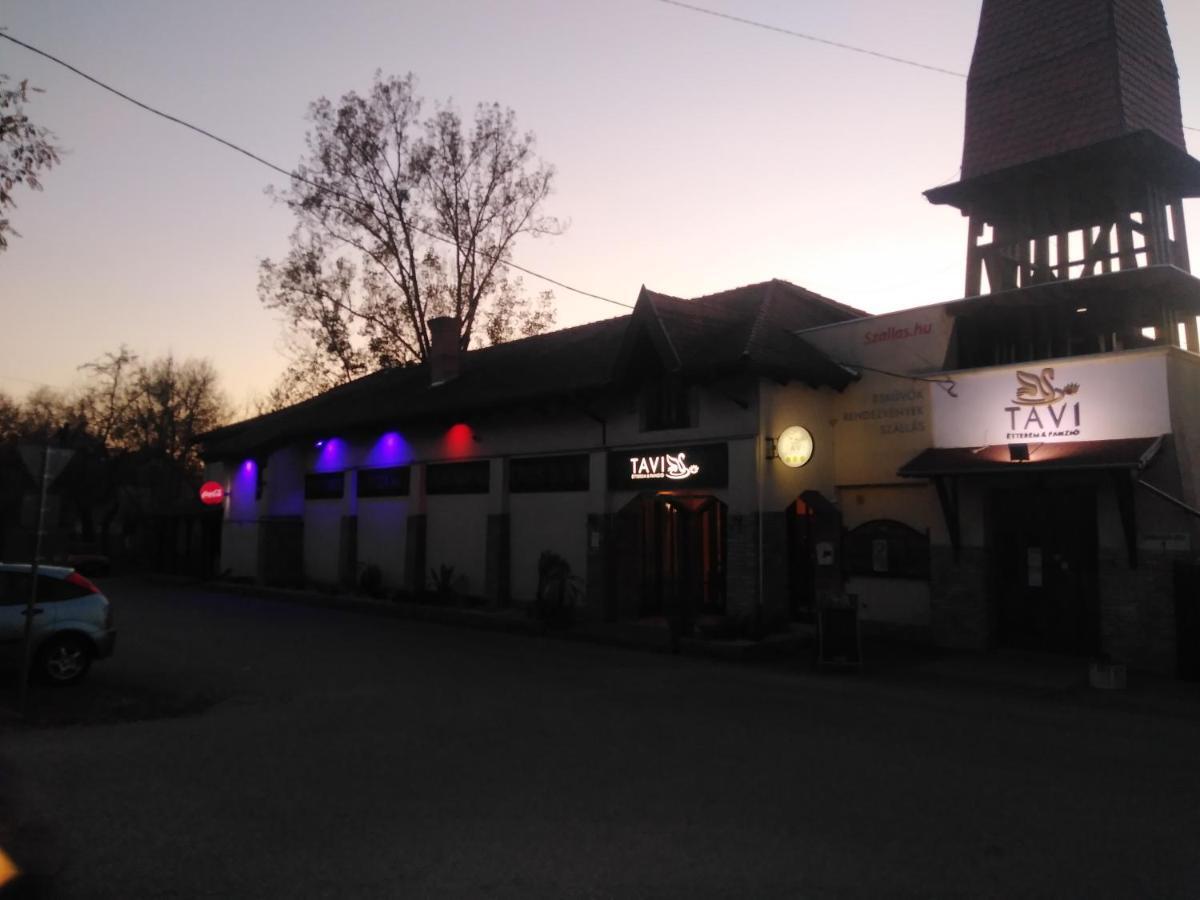 Tavi Panzio Es Etterem Bed & Breakfast Veresegyhaz Luaran gambar