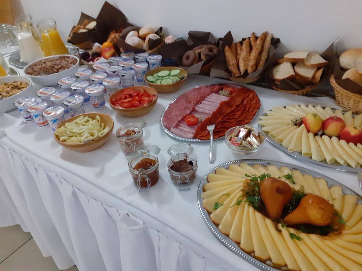 Tavi Panzio Es Etterem Bed & Breakfast Veresegyhaz Luaran gambar