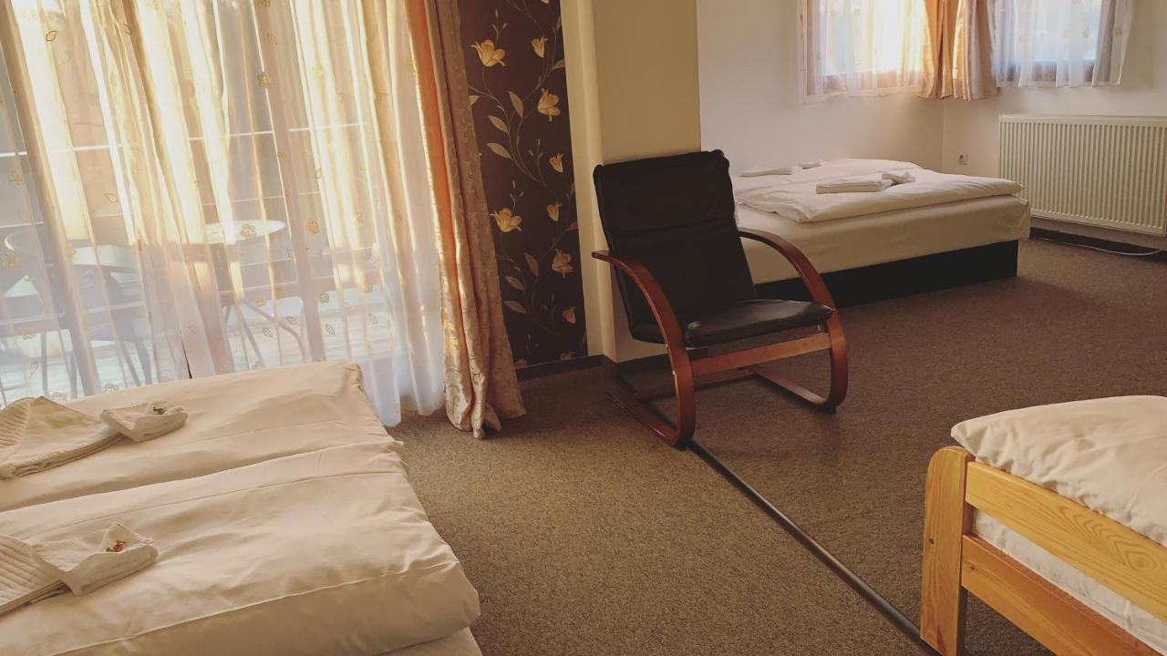 Tavi Panzio Es Etterem Bed & Breakfast Veresegyhaz Luaran gambar