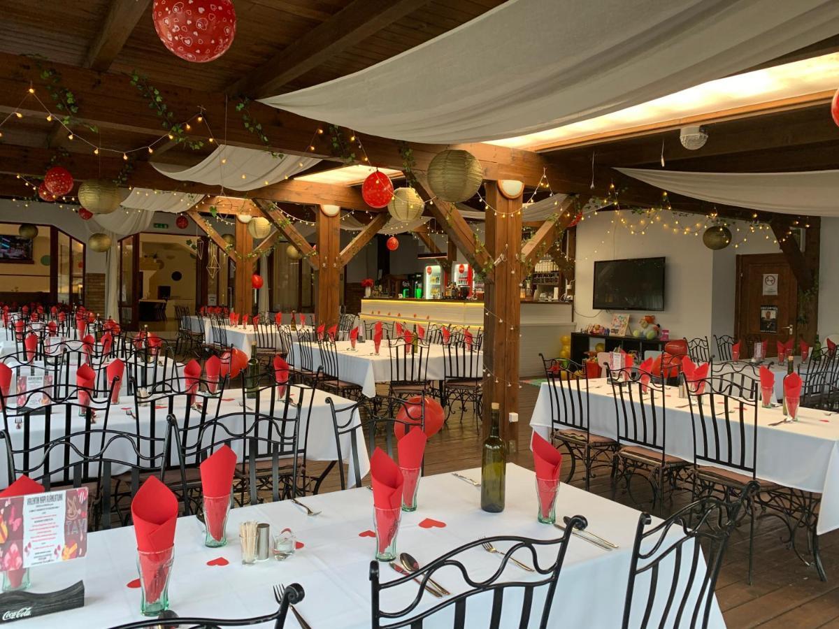 Tavi Panzio Es Etterem Bed & Breakfast Veresegyhaz Luaran gambar